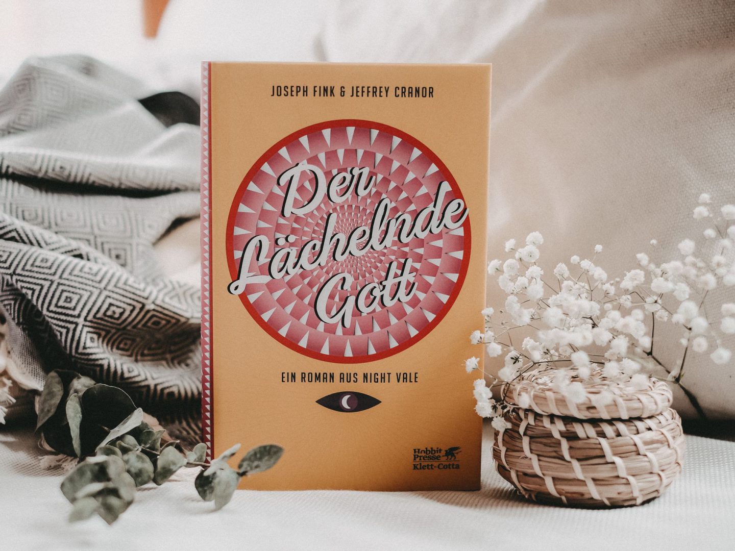 Rezension Joseph Fink und Jeffrey Cranor – Der lächelnde Gott: Ein Roman aus Night Vale