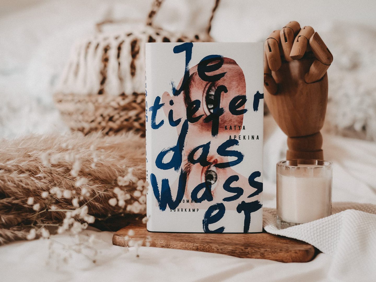 Rezension Katya Apekina – Je tiefer das Wasser