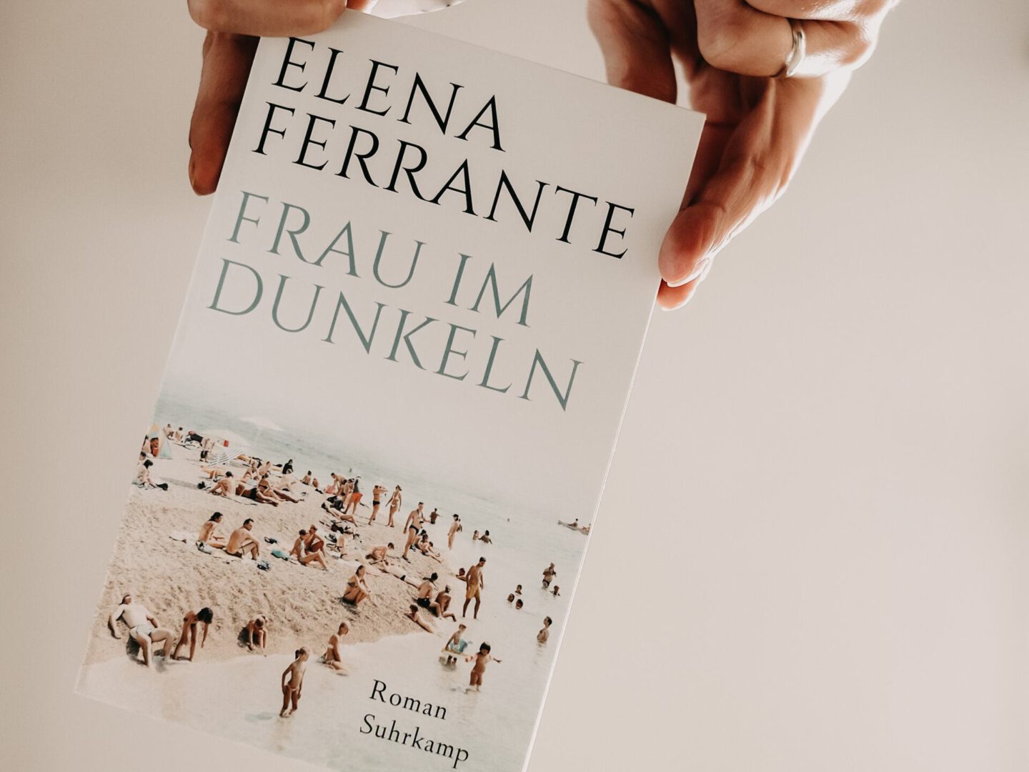 Rezension Elena Ferrante – Frau im Dunkeln